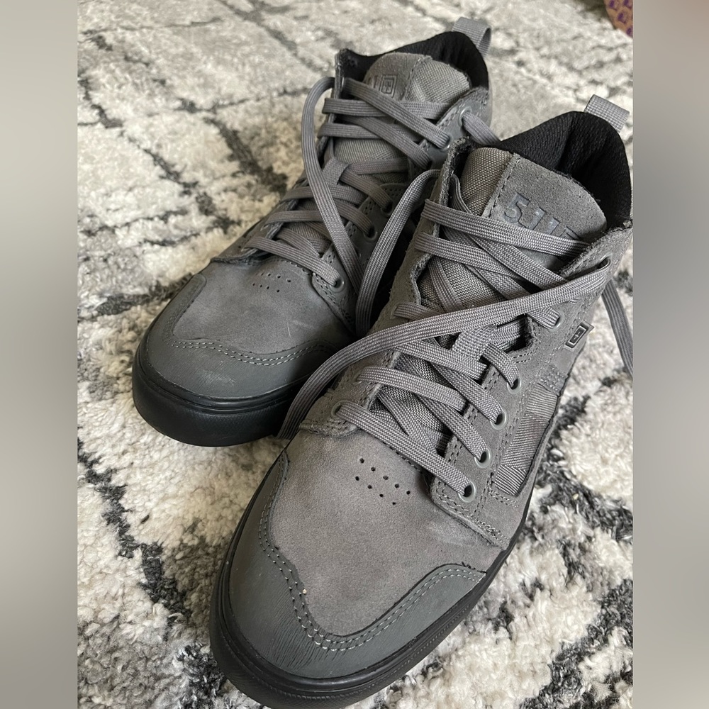 5.11 Like new shoe. Us 9.0 great condition